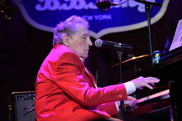 Satte Jerry Lee Lewis virkelig pianoene sine i brann?