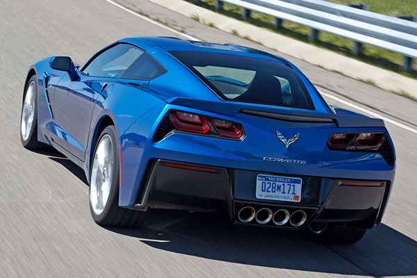 Conducir una raya de Corvette en el invierno