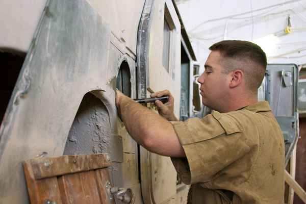 Deberes de un mecánico de equipos de ingeniero de marines (MOS 341)