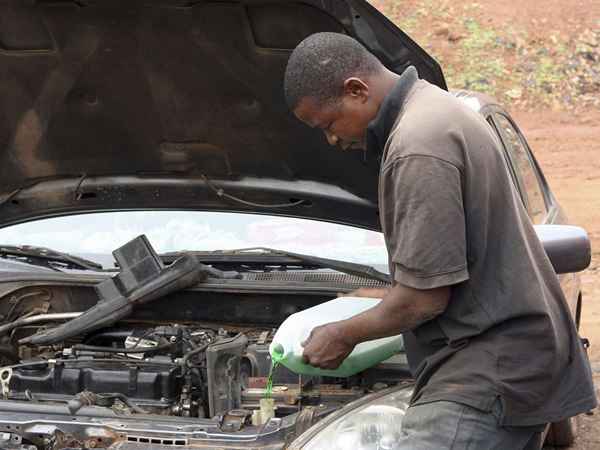 Il refrigerante del motore perde sintomi e soluzioni