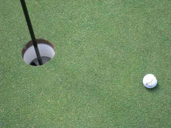 Expliquer les différentes significations du «trou» dans le golf