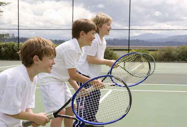 Gruppe Tennisspiele und auf der ganzen Welt