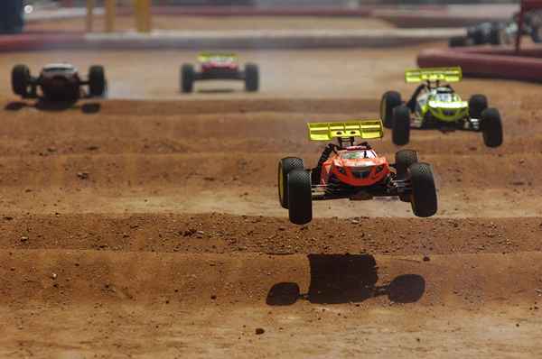 Como faço para encontrar uma pista local de corrida RC?