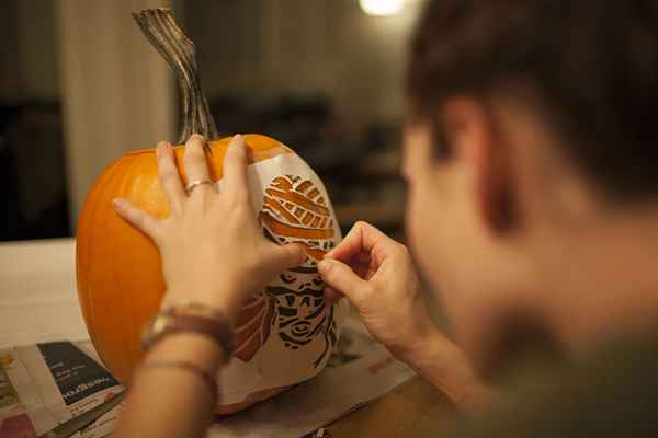 Como anexar um estêncil à sua abóbora de Halloween