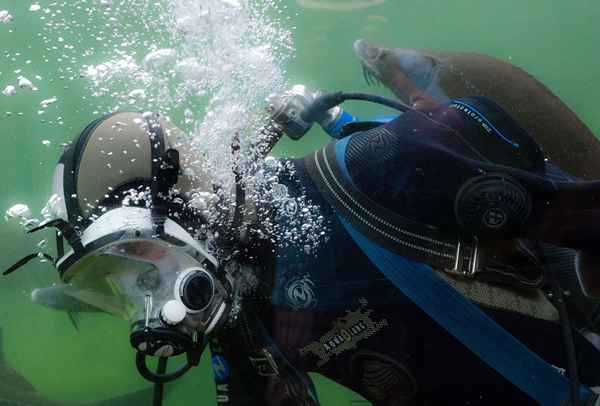 Come liberare una maschera d'acqua subacquea