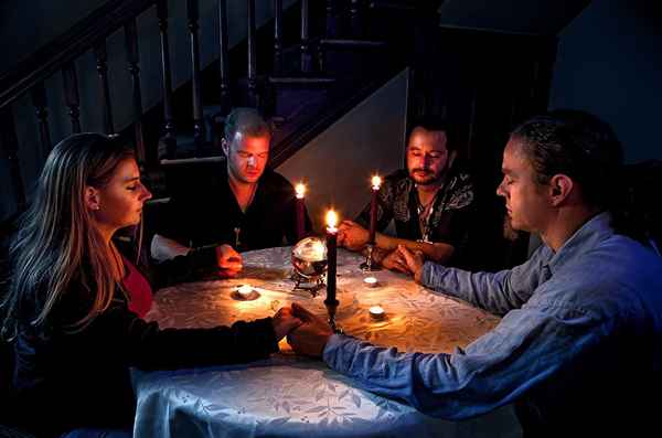 Cómo llevar a cabo un séance