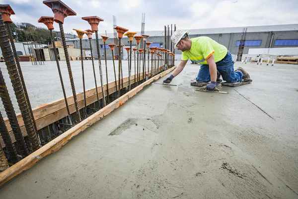 Como curar concreto com água e membranas plásticas