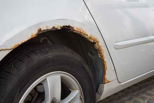 Como consertar a ferrugem em um carro