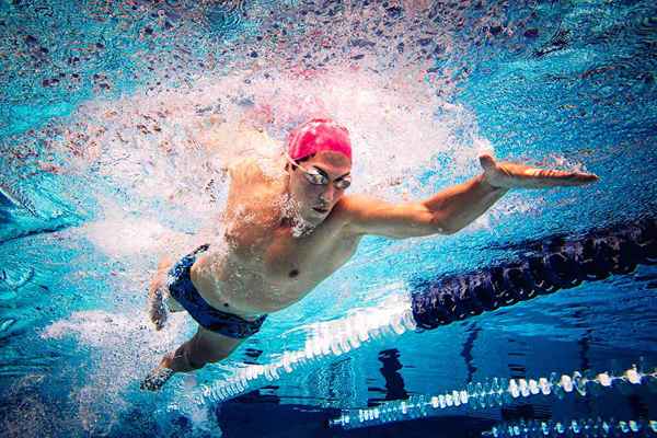 Wie man sinkende Beine beim Schwimmen Freestyle repariert