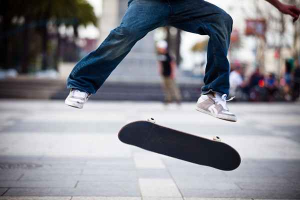 Come calciare su uno skateboard