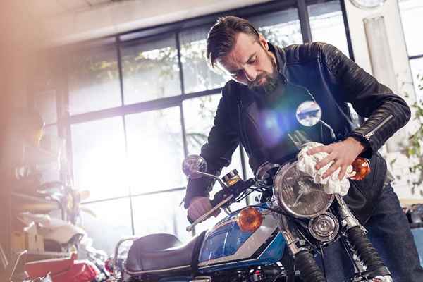 Comment peindre des pièces de moto pour la restauration