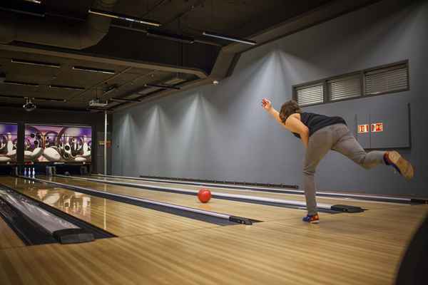 Come raccogliere i ricambi di bowling per i giocatori con la mano destra