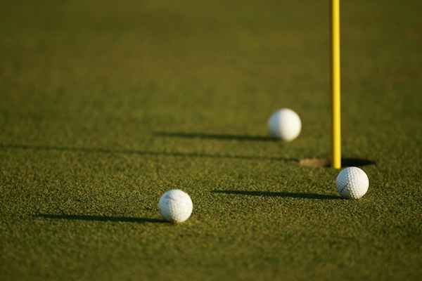 Cómo jugar un partido de tres pelotas en el golf