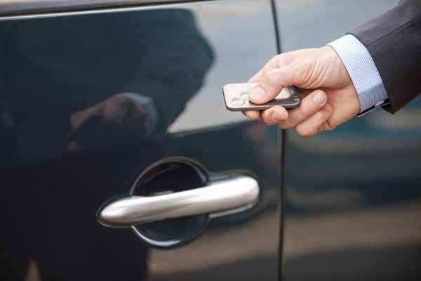 Como substituir a bateria no controle remoto sem chave do seu carro