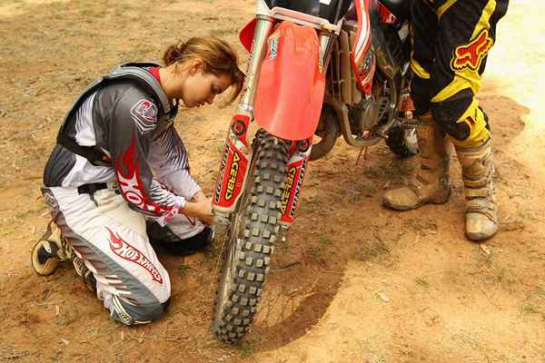 Cómo conducir una motocicleta en la tierra