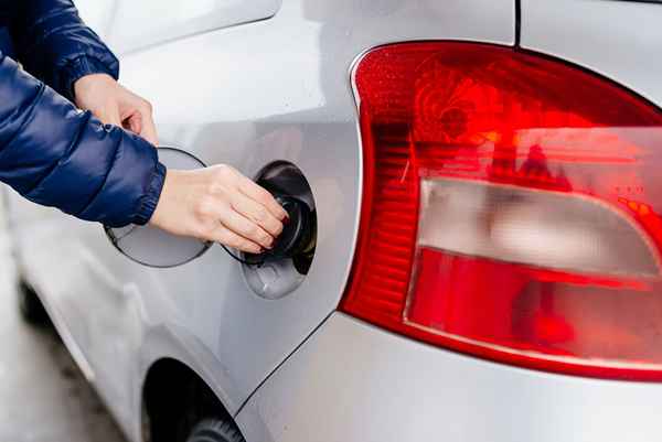 Cómo drenar con seguridad su tanque de gasolina