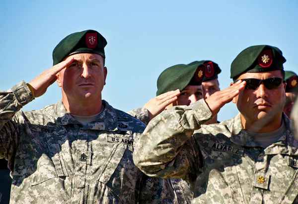 Cómo afeitarse y dar forma a una boina militar