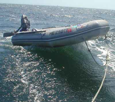 Wie man ein Beiboot hinter einem Segelboot schleppt