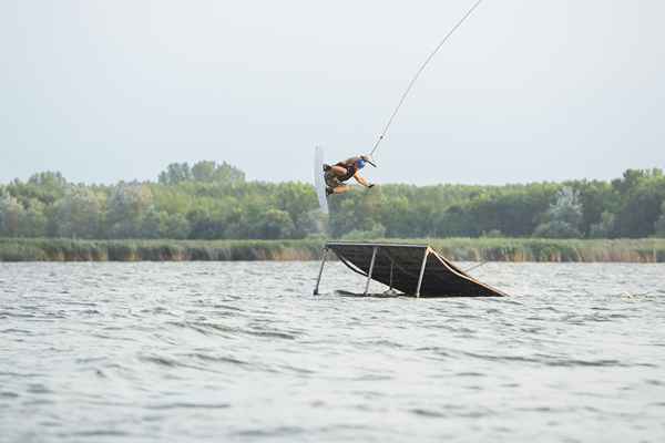 Come wakeboard in un parco via cavo