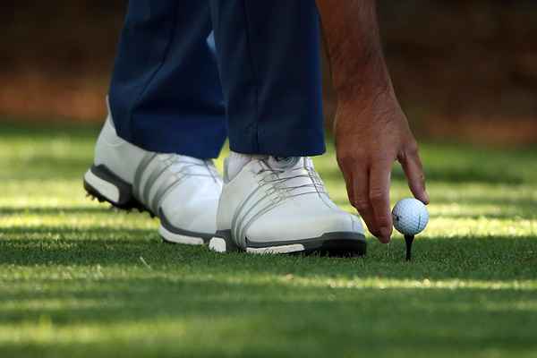 É um golpe para acidentalmente esbarrar na bola de golfe da camiseta?