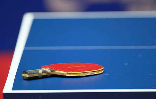 Y a-t-il une différence entre les caoutchoucs de tennis de table rouge et noir?