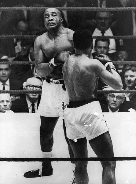 Muhammad Ali se convierte en campeón mundial de peso pesado