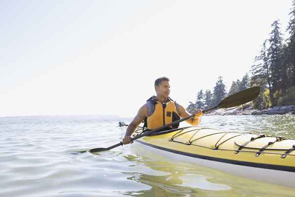 Pagayer des canoës et des kayaks est un excellent exercice