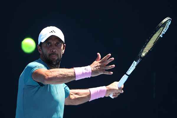 Tour fotográfico de garras masculinas de forehand