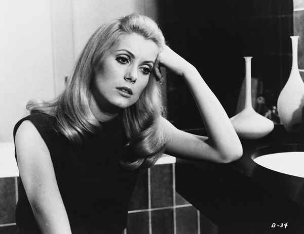 Profil von Catherine Deneuve, ikonische französische Schauspielerin