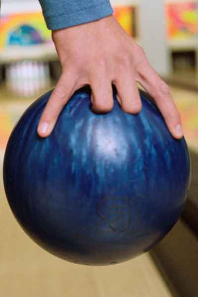 Tenez correctement une boule de bowling en utilisant la poignée conventionnelle