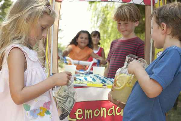 Prós e contras de fazer com que os filhos executem um suporte de limonada