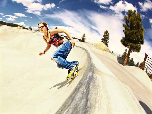 Skateboard di guida nella posizione dell'interruttore