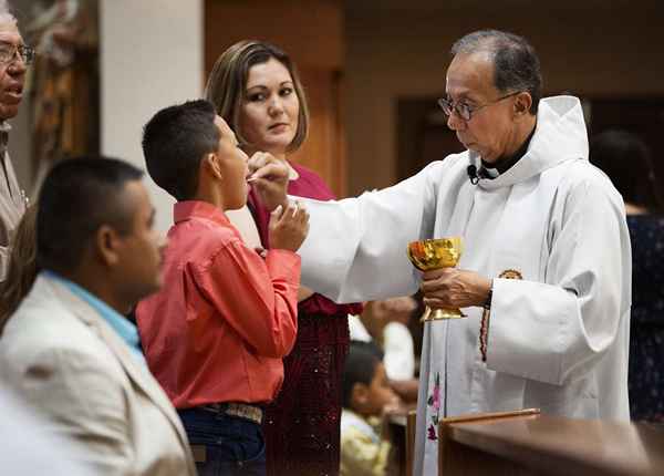 Testo latino di Salve Regina e traduzione inglese