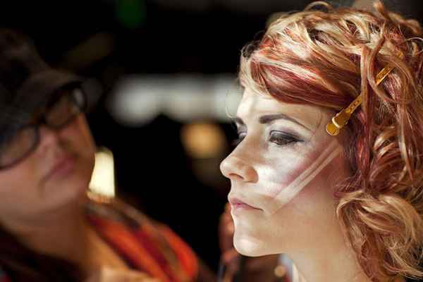 Die Kunst der Haare und Make -up -Designer