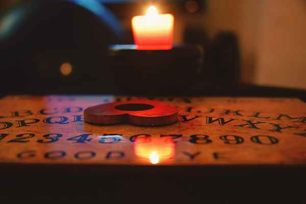 O guia completo para usar uma placa Ouija corretamente