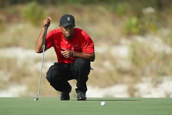 A verdadeira razão pela qual Tiger Woods usa camisas vermelhas nas rodadas finais