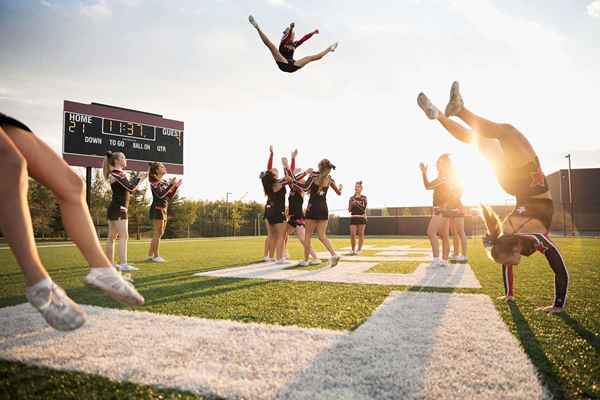 Top -Cheerleading -Positionen fliegen, stützen und Erspocken