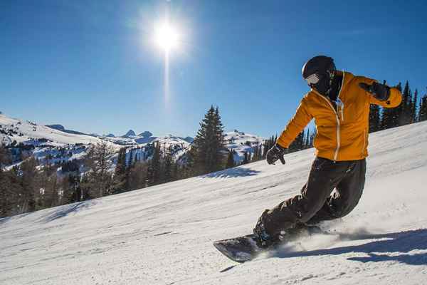 Virando a frente e a parte traseira em um snowboard