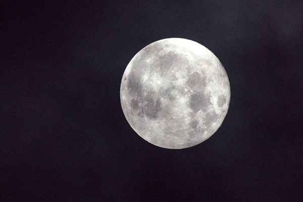 Quelles sont ces choses étranges sur la lune?