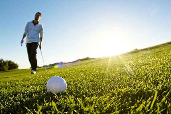 O que é uma 'bola errada' e qual é a penalidade para jogar um?