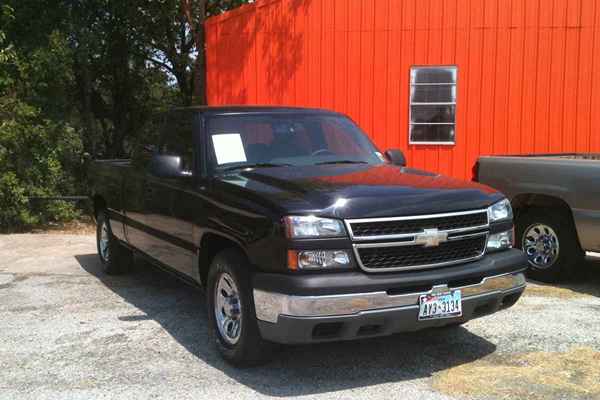 Perché la luce del freno di emergenza rimane nel mio pickup Chevy C1500?