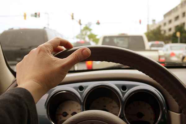 Pourquoi ma voiture tremble-t-elle au ralenti?