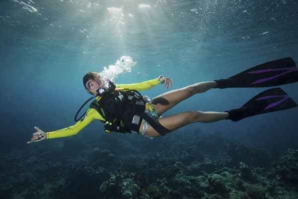 5 façons de garder vos cheveux hors de votre visage lorsque la plongée sous-marine