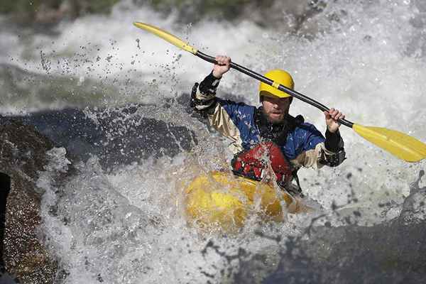 Przewodnik kajakarz z Whitewater po wir, wirowych liniach i wir