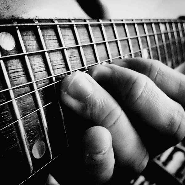 Le tue dita sono troppo grasse per suonare la chitarra?