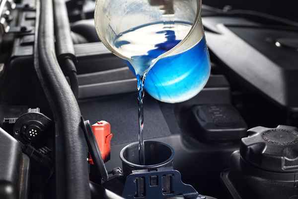 Les radiateurs de moteur de voiture ont besoin de liquide de refroidissement, pas seulement de l'eau