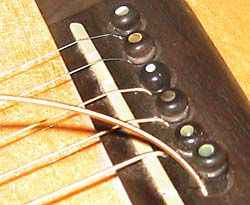 Cambiare le corde su una chitarra acustica