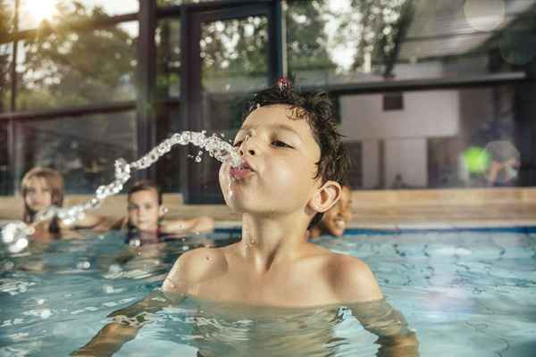 Cambiare la sabbia nel filtro della piscina