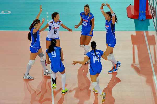 Felicidades, cantos e gritos para líderes de torcida de vôlei