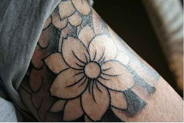 Los tatuajes de Cherry Blossom florecen con muchos significados